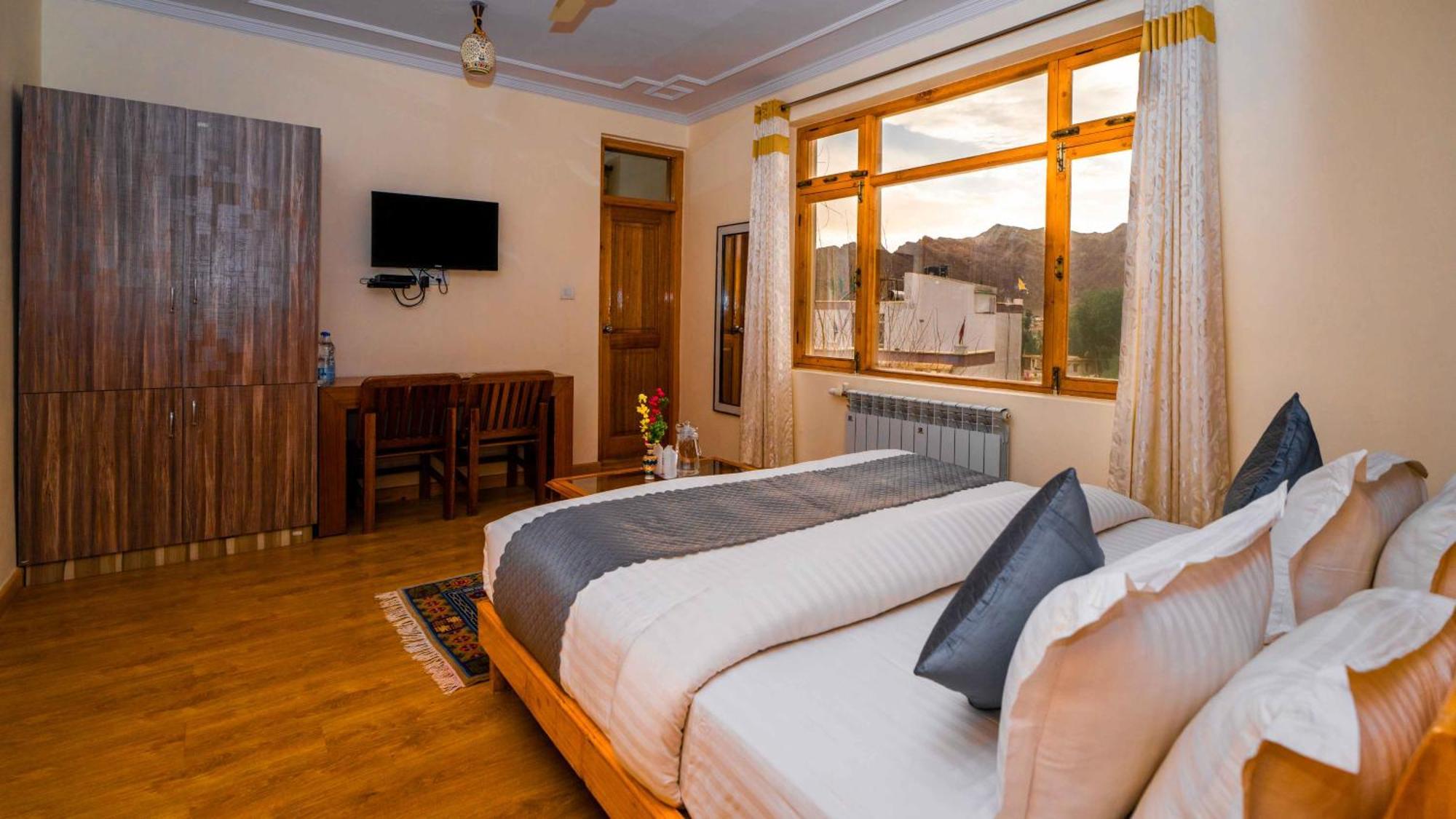 Hotel Om Ladakh Лех Экстерьер фото